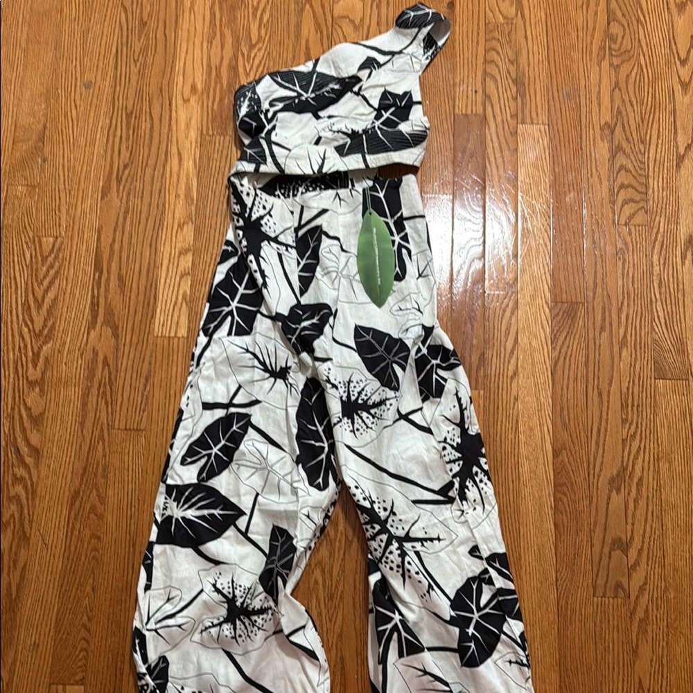 FARM RIO Elegant Monochrome Leaf Print Jumpsuit